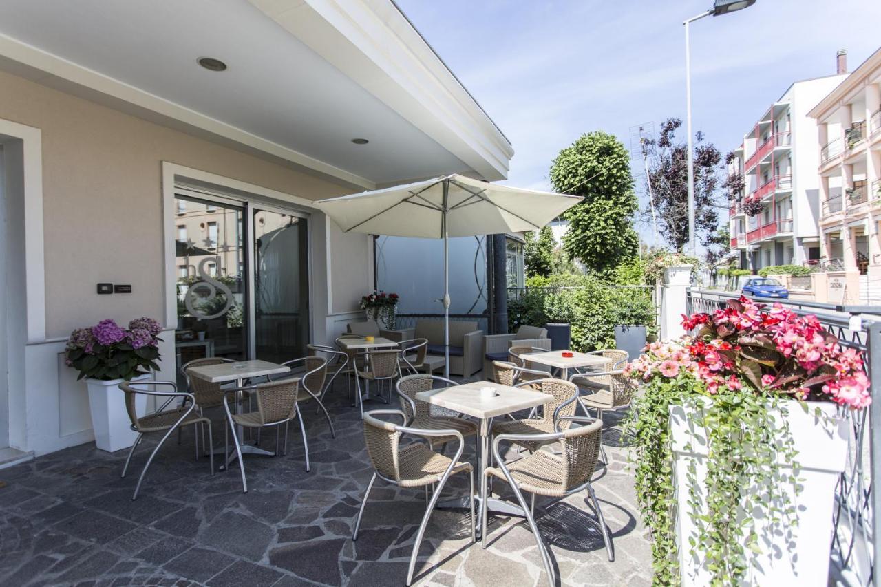 Hotel Savana Rimini Buitenkant foto