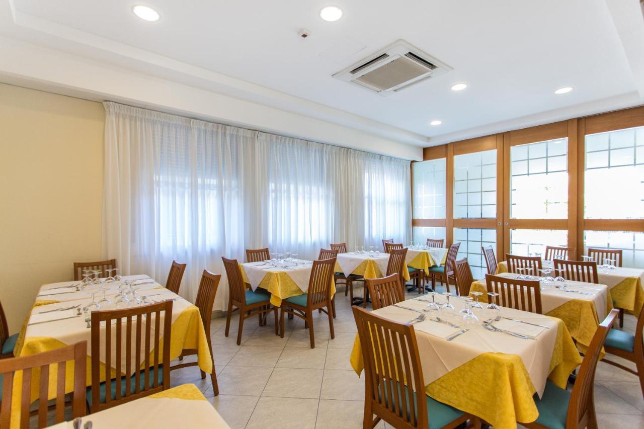 Hotel Savana Rimini Buitenkant foto