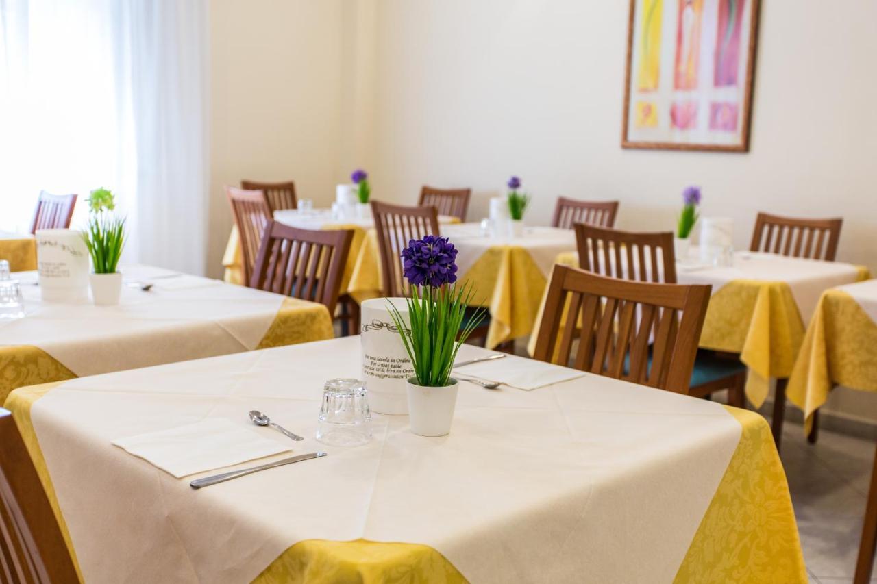 Hotel Savana Rimini Buitenkant foto