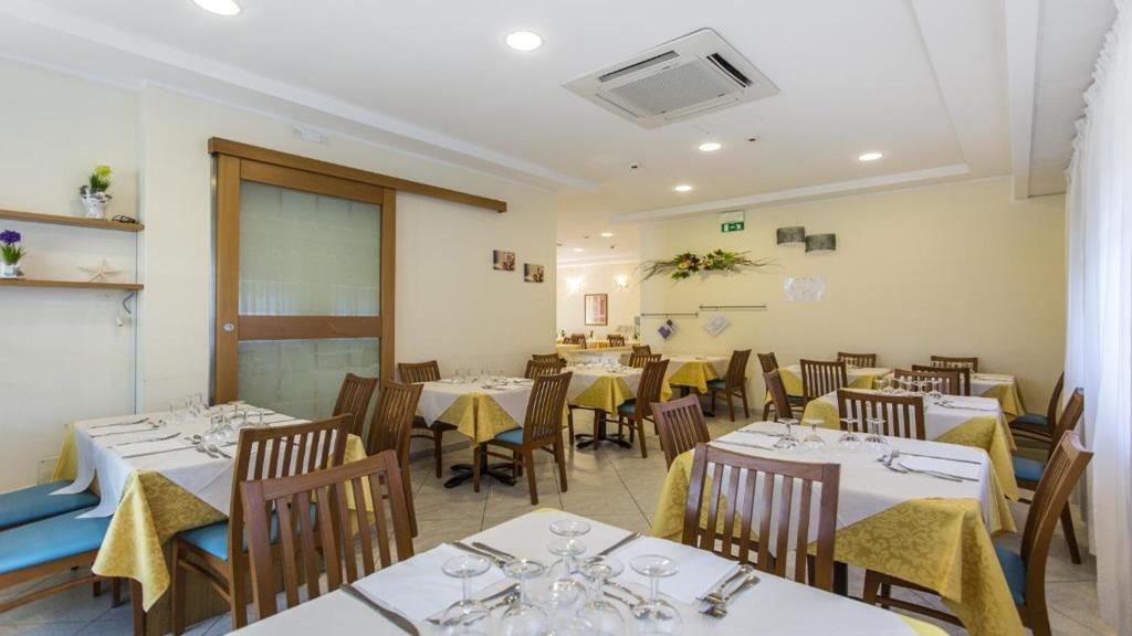 Hotel Savana Rimini Buitenkant foto